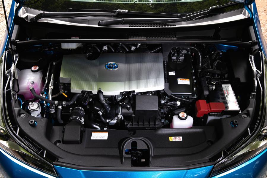 Моторный отсек Toyota Prius 2019 года  (UK) (фото 32 из 37)